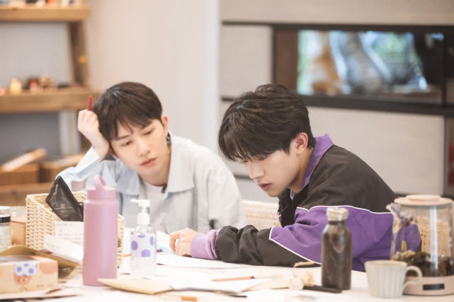 易烊千玺李俊濠搭档直播超紧张