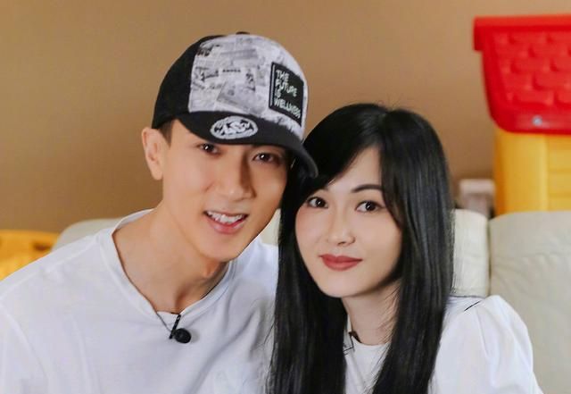 吴尊和妻子的婚纱照,有两张构图有些不好,想起了他们的婚纱照