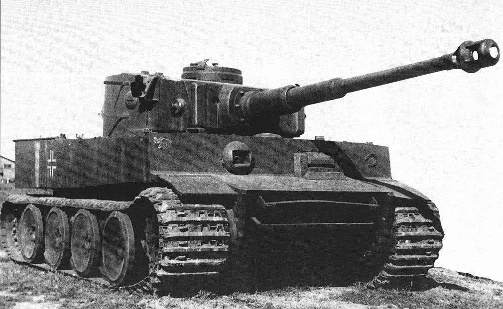 虎式坦克是垃圾?厚重的装甲导致自身过重,最后变成"油老虎"