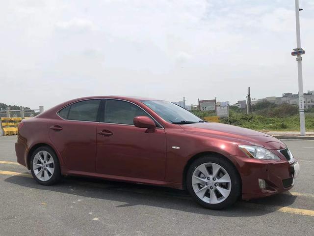 12款雷克萨斯is300售价6.8万,体现其品牌底蕴,驾驶时节奏感很好