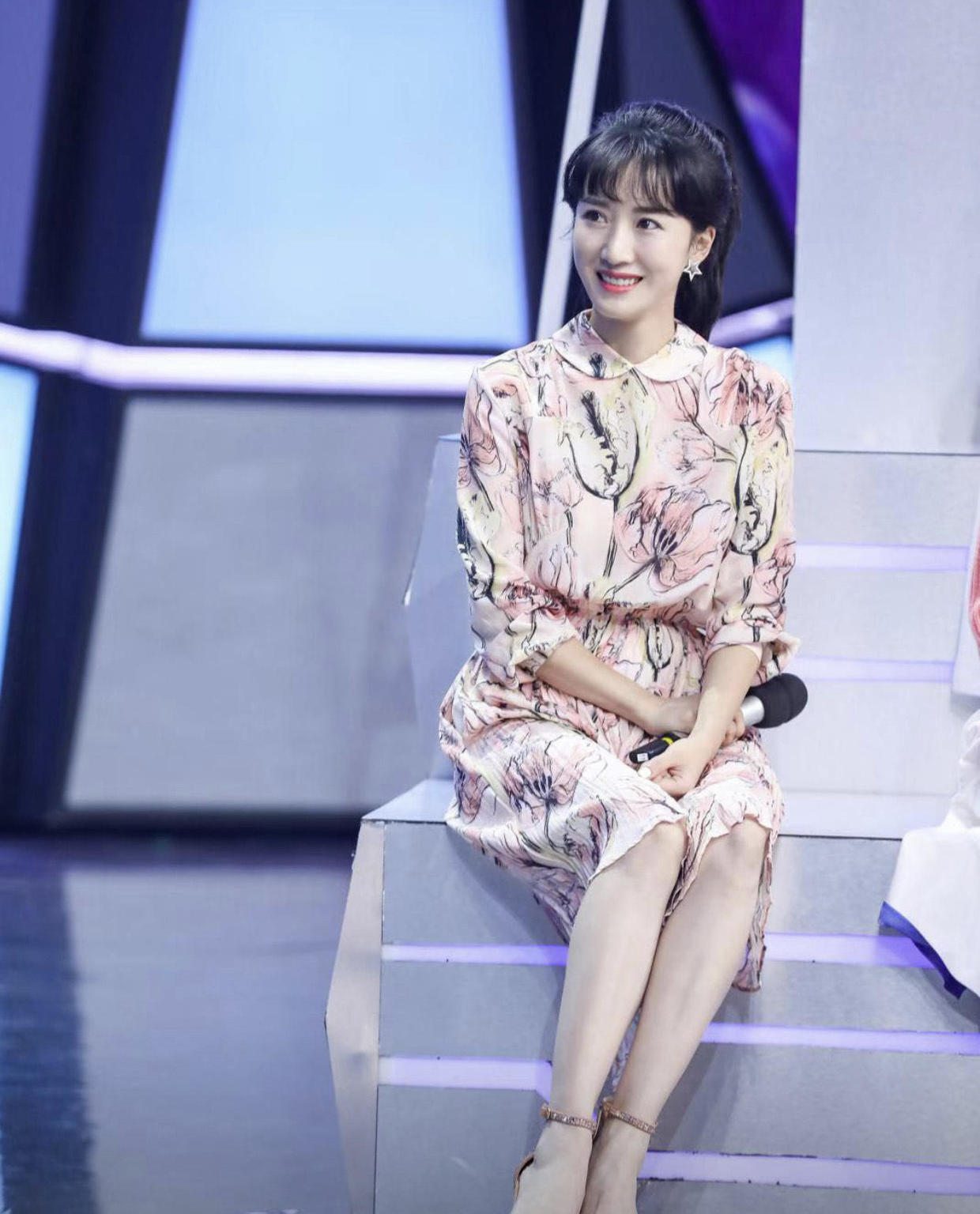 "阔太"李念穿衣就是不一般!印花连衣裙洋气复古,美成一幅油画