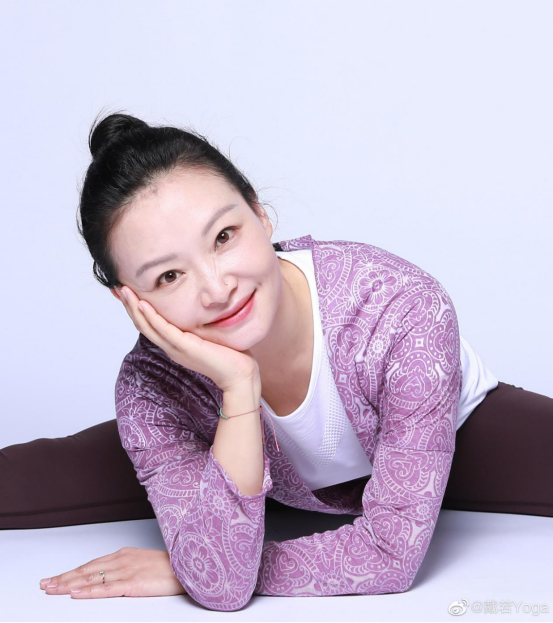 瑜伽老师戴若美极了,练习瑜伽20年,她真是被时光偏爱的美人