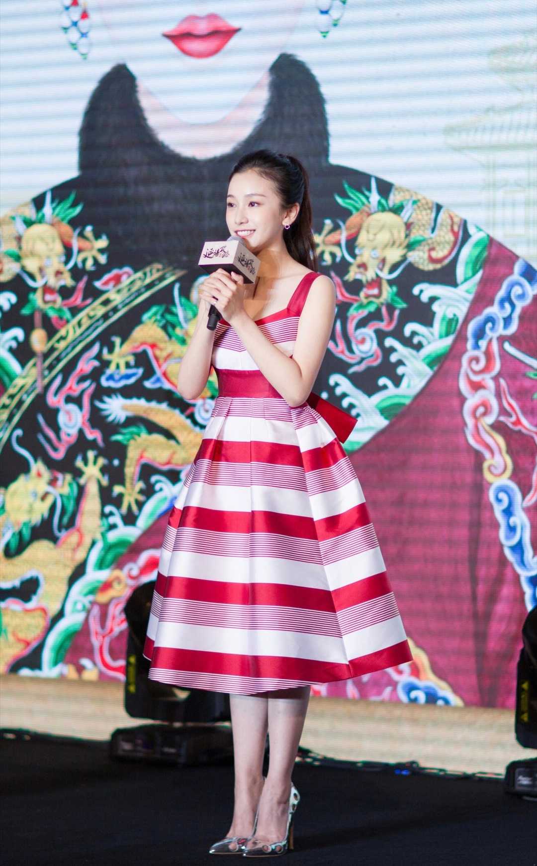 姜梓新长相甜美温柔拼色连衣清新脱俗配银色高跟鞋化身小公主