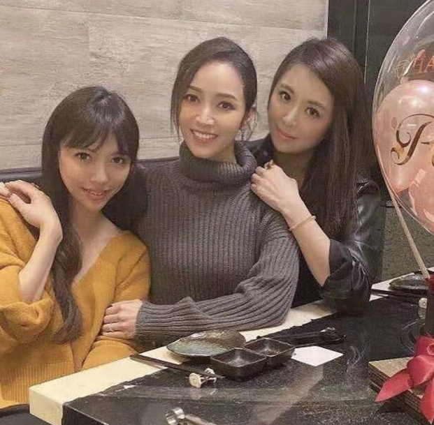 江佩蓉侯佩岑逛街,背百万豪包,去素食餐厅吃下午茶很接地气了