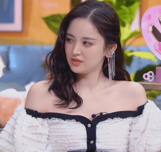 有种性感叫古力娜扎"发福",镜头拉近后,肉嘟嘟的感觉太心动