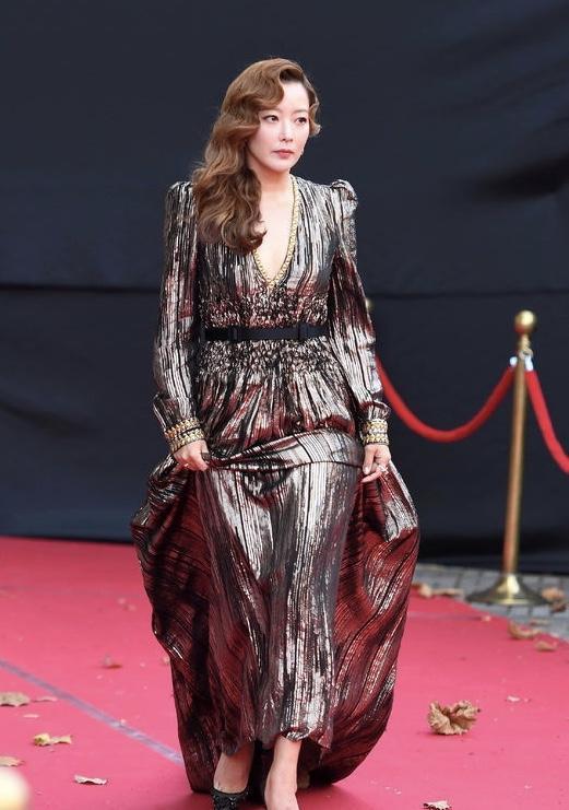 金喜善气质开挂,卷发造型搭配连衣裙走红毯高级大气,魅力十足