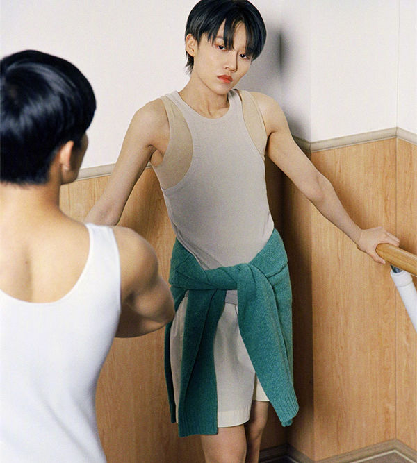 青你2舞蹈室拍大片刘雨昕穿背心束胸惹争议造型太男性化