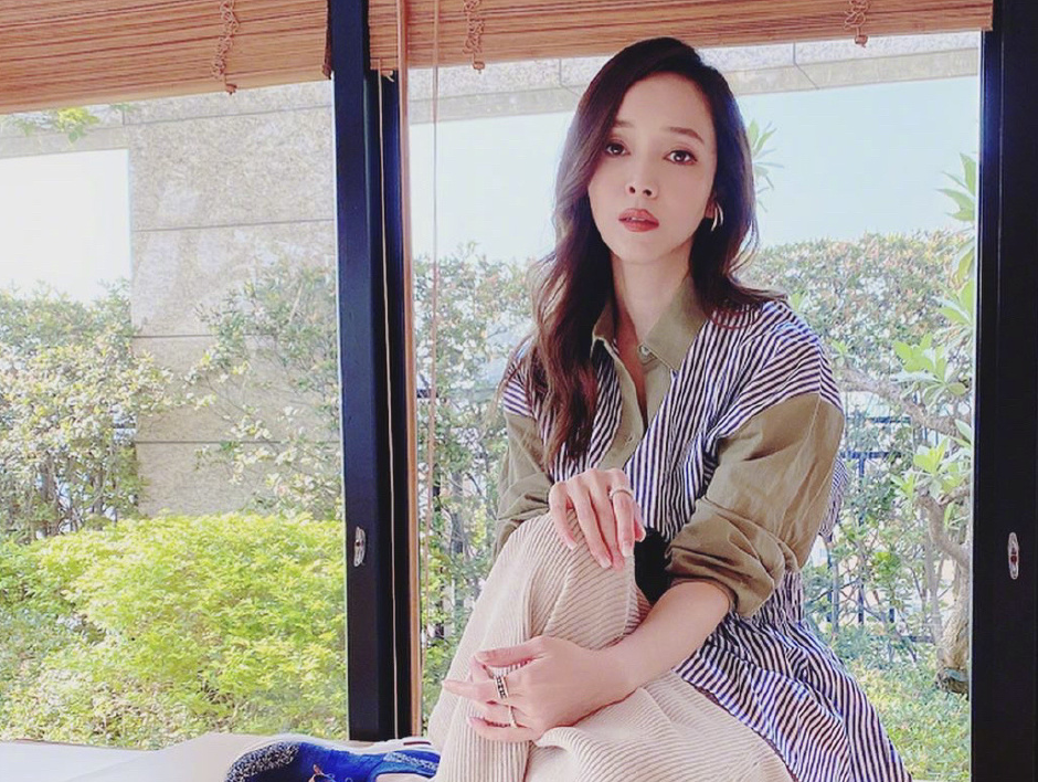 江佩蓉侯佩岑逛街,背百万豪包,去素食餐厅吃下午茶很接地气了