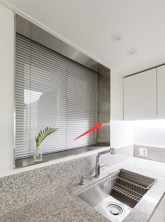 厨房水槽,厨房台面:至于这位业主别出心裁的用不锈钢做窗套,是因为用