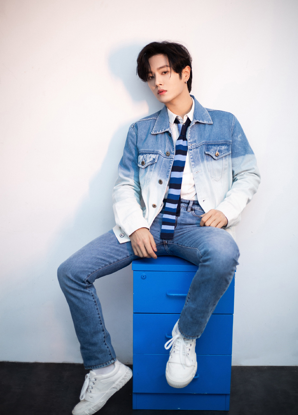 李汶翰过于精致了,穿印花衬衫配黑色牛仔裤,简直像漫画男主本人