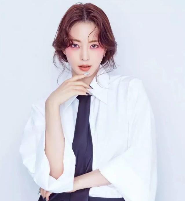 她是娱圈白富美,妩媚与妖气并存,有钱有颜,40岁整容整得像20岁|韩艺瑟