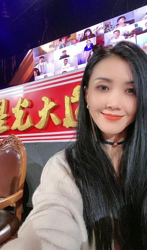 王蓉放出了自己参加综艺当中的花絮剧照,在照片当中的王蓉还是看着