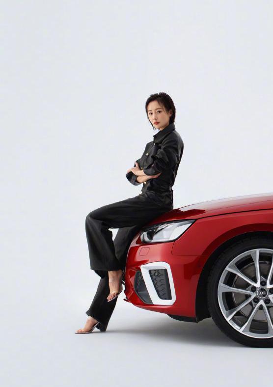 李纯的鞋怕有12厘米,穿得脚背都垂直了,配西装长裤霸气有型