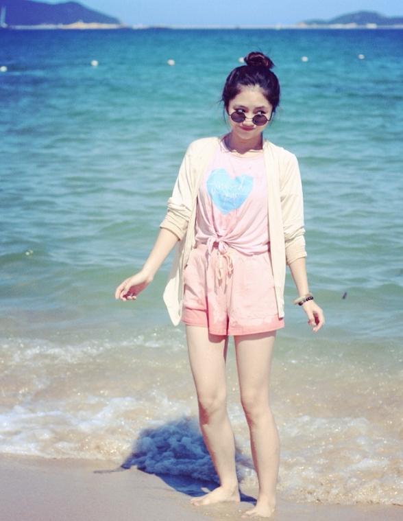 谭松韵真人到底长啥样?在海边拍照故意关掉美颜,29岁皮肤太真实