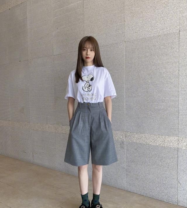 夏天白色t恤怎么穿好看?这几组搭配方案送给你,时尚舒适有格调