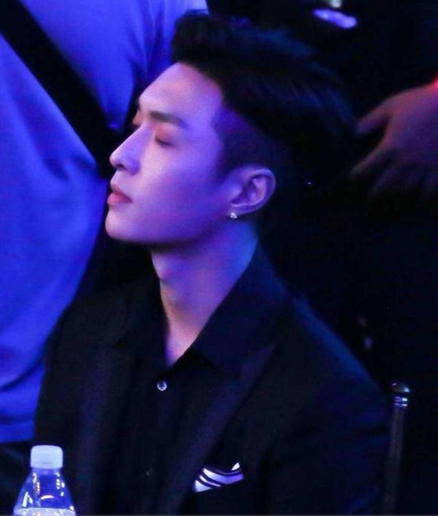 张艺兴蔡徐坤自出道以来一直都是顺风顺水,可能因为这个原因使得