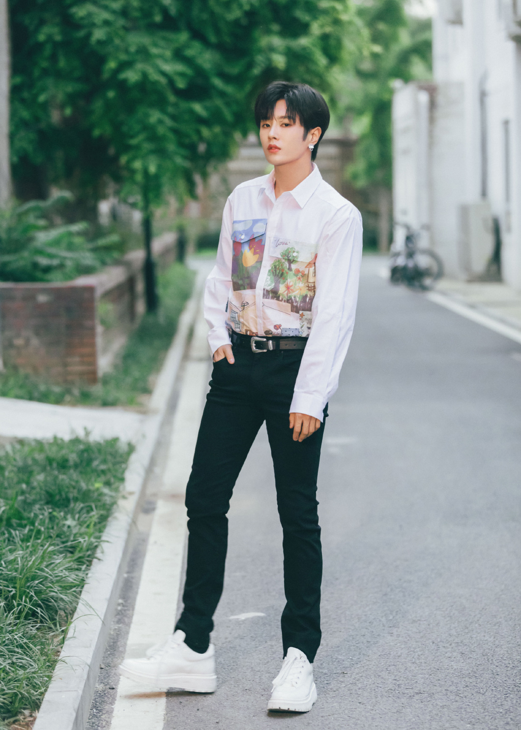 李汶翰过于精致了穿印花衬衫配黑色牛仔裤简直像漫画男主本人