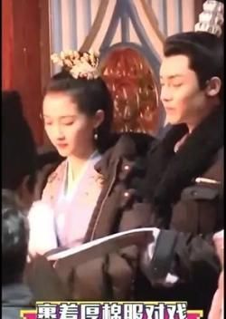 关晓彤侯明昊路透照曝光,多次被拍甜蜜互动,网友在线call鹿晗