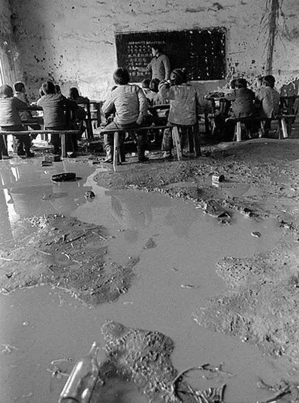 老照片:再穷不能穷教育,扛着桌凳去上学