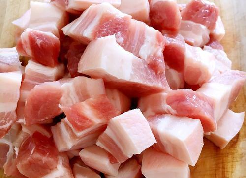 2,点火热锅,直接将肉块下锅干煸,小火煎炸将肥油排出,两面金黄之后将