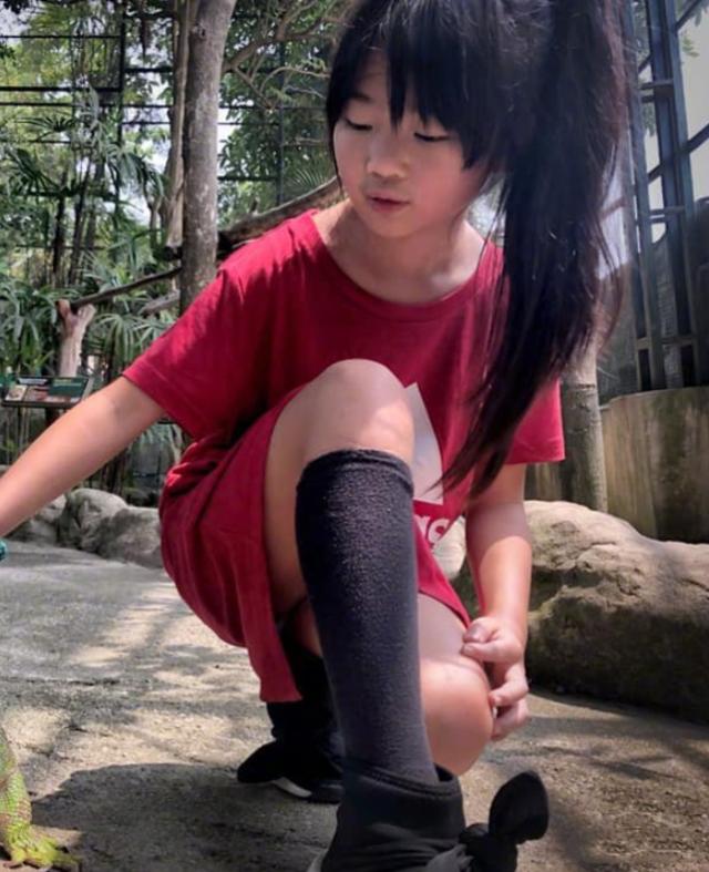 有种"长大"叫曹格女儿,浓眉萌娃变长腿女神,才10岁就美到开挂