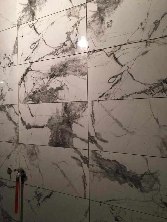 买了大气泼墨纹瓷砖,请的瓦工师傅却不懂行,贴出小孩涂鸦的效果
