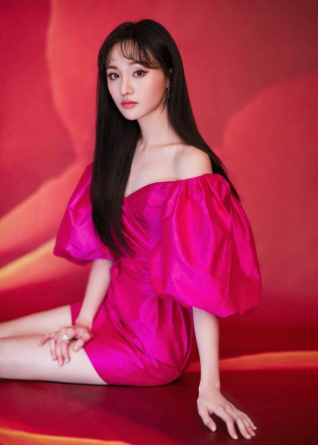 郑爽在国外穿得很简单,格纹连衣裙配宽筒靴,走复古风的她美极了