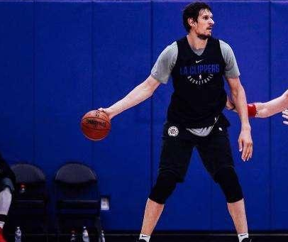 大号巨人博班的手掌多恐怖矿泉水像口服液常人手对比他如婴儿