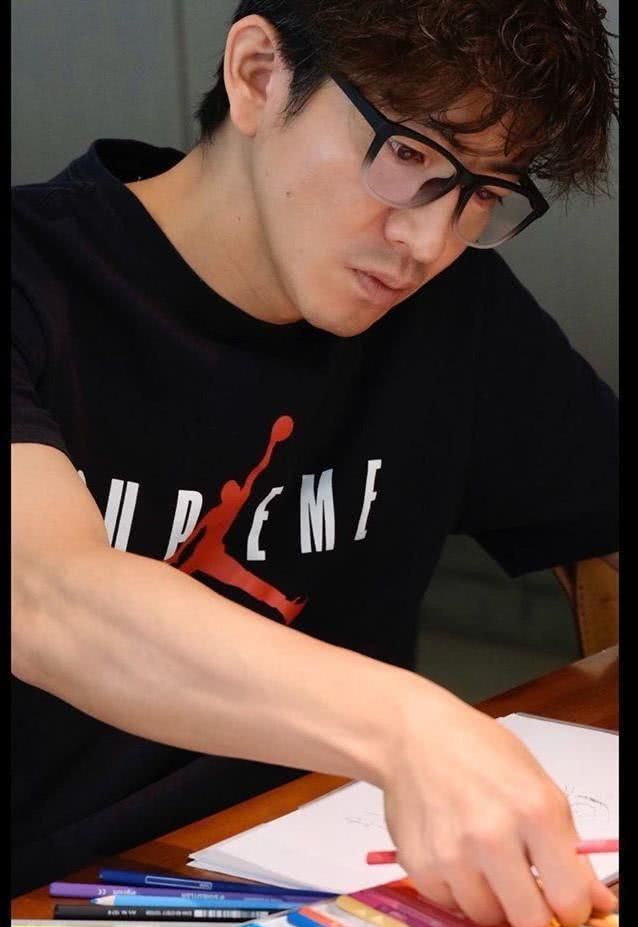 木村拓哉侧脸下颌线迷人,戴眼镜造型禁欲