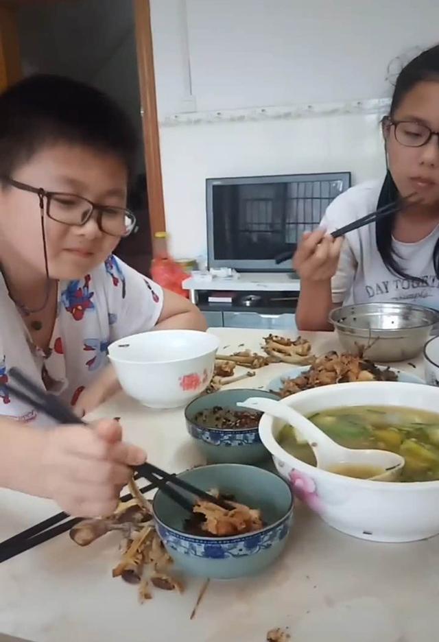 弟弟想吃碗里最大一块肉迎来姐姐死亡凝视弟弟举动萌翻了