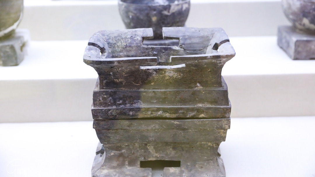 文物漆器图案等现有的楚文化符号,真正地展示了城阳城址作为信阳地区