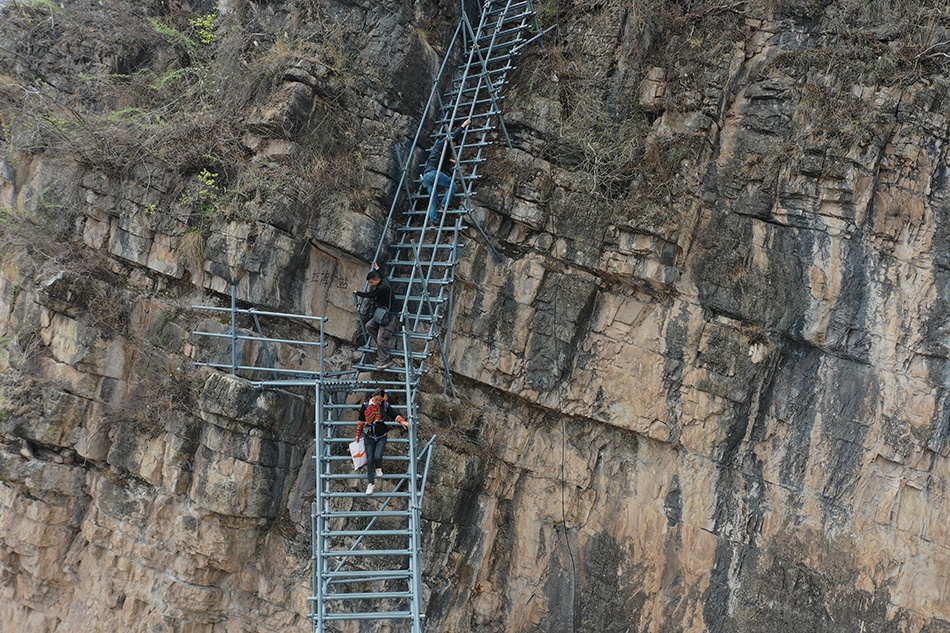 脱贫记|告别2556级钢梯,凉山"悬崖村"集体搬新家