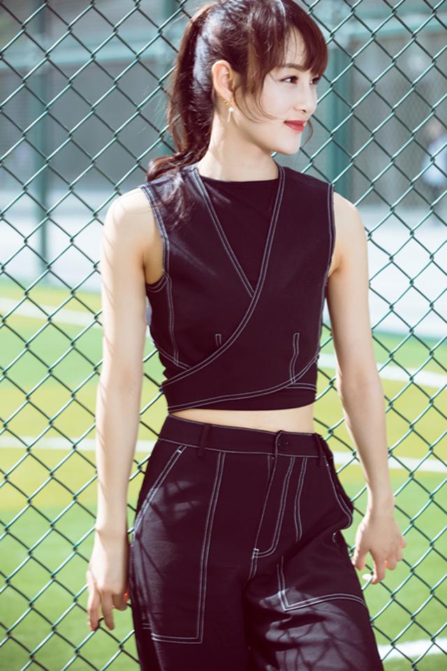 "最美脸蛋"赵圆瑗美照,穿基础款外套配牛仔裤,精致迷人又时髦