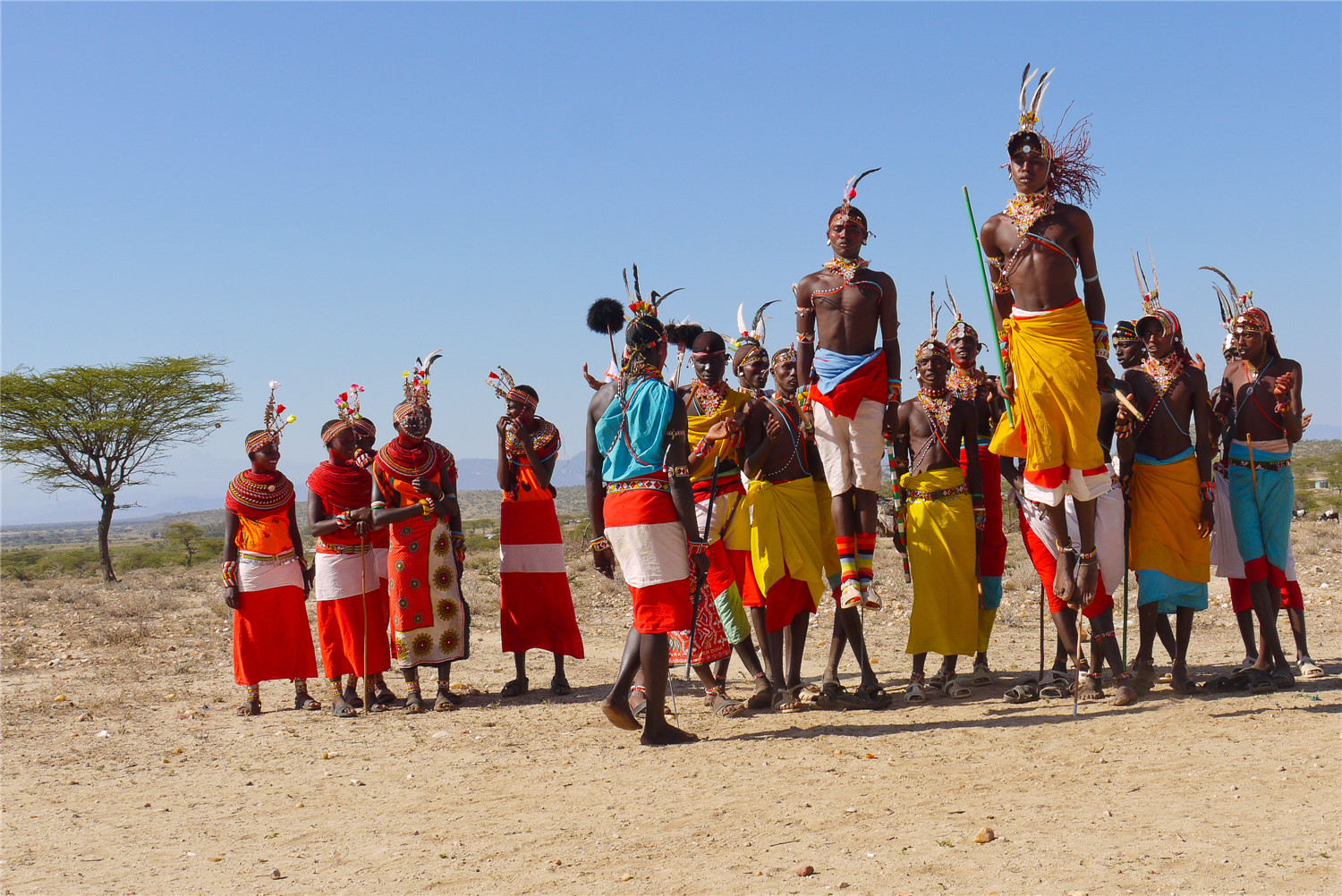 一万多年以来,桑布鲁人活跃在草原上与凶猛的猎物斗智斗勇,为了生存与