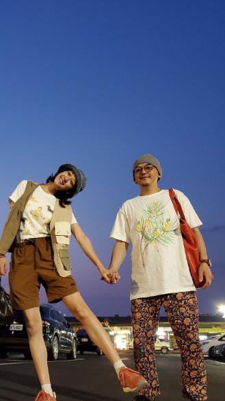 黄子佼与爱妻孟耿如穿情侣装出游贴头合照直言如胶似漆超恩爱