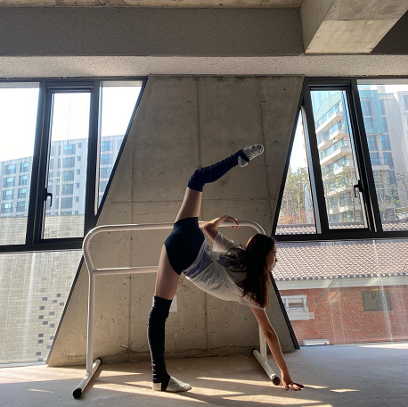 体操精灵孙妍在最新动态:一字马 趴着打游戏,26岁仍单身