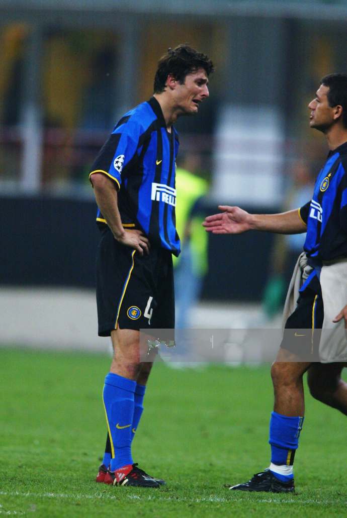 被ac米兰淘汰,无缘欧冠决赛,让国米队长萨内蒂伤心落泪.