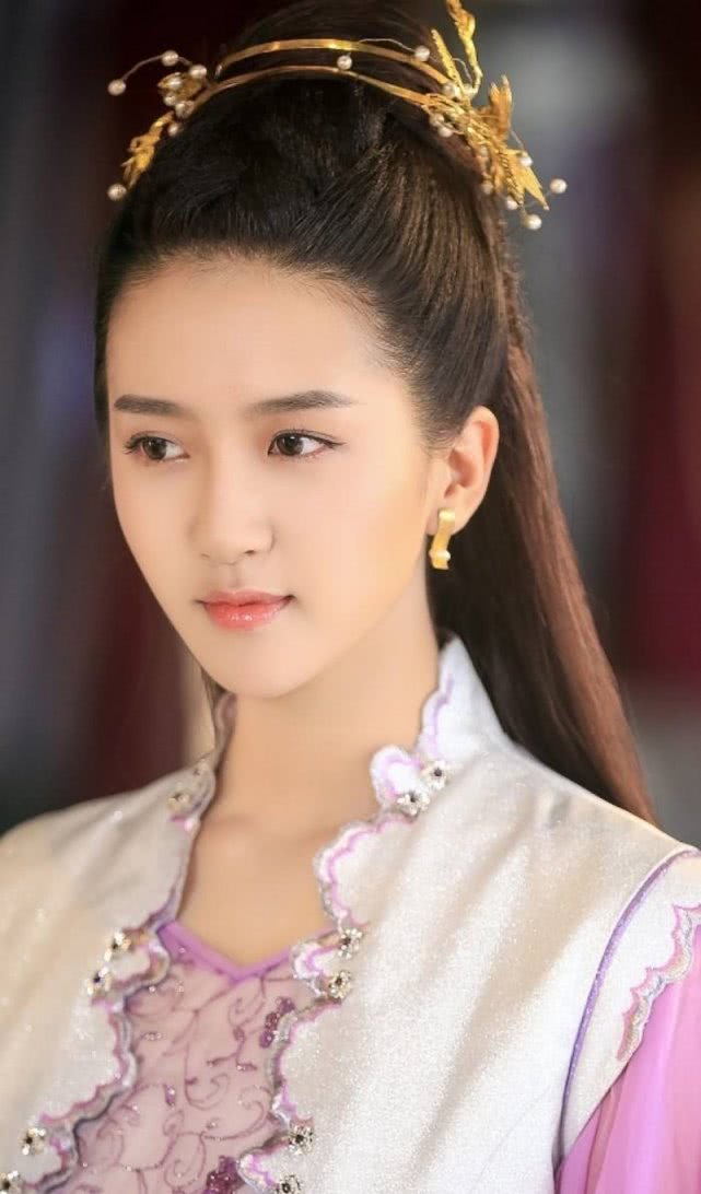 她在《择天记》之中出演的莫雨,这个角色为人傲骨高洁,处事雷厉风行