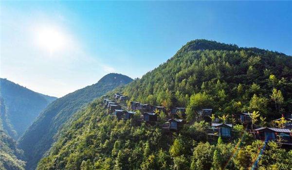 中国一建在悬崖上的酒店,四面都是玻璃墙,游客却络绎不绝