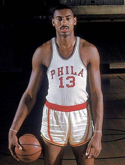 张伯伦的惊人天赋臂展快到膝盖2根手指抓球体力无人能敌