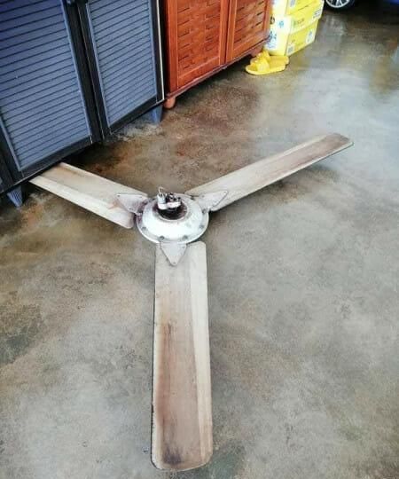 恐怖瞬间:马来西亚室内吊扇坠落,飞旋扇叶险将女子割喉