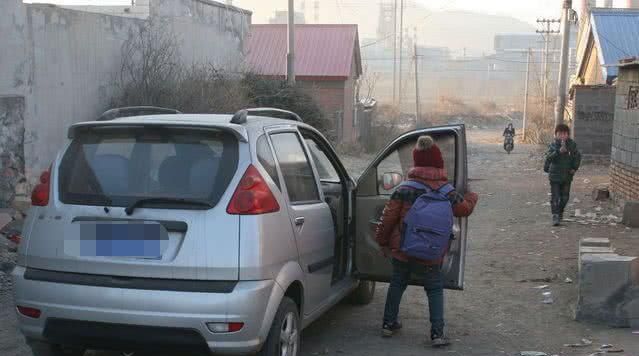 但老周觉得,现在开车接送孩子上下学已经形成了一种风气,别的家长开