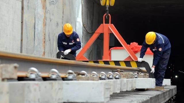 山东建设的一条地铁，全线设21座车站，车辆选型是B型车6辆编组