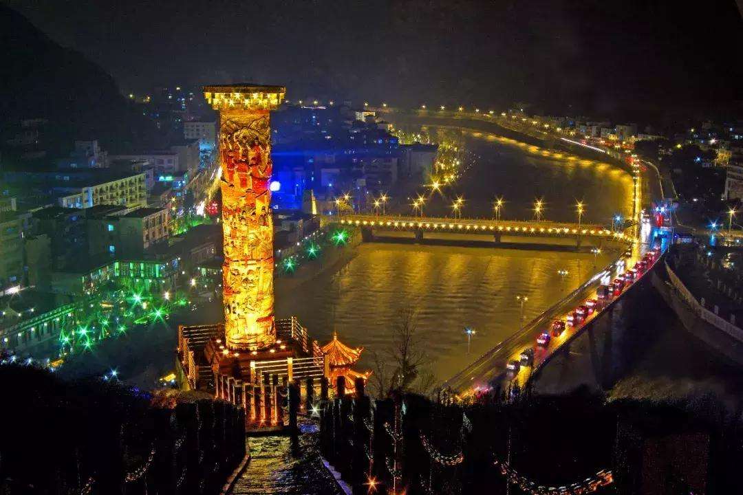 灾后重建的汶川夜景参与紧急救援的80架直升机来来回回飞行了4000余