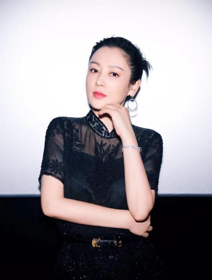 陈红终于不低调一袭露肩星空裙亮相活动