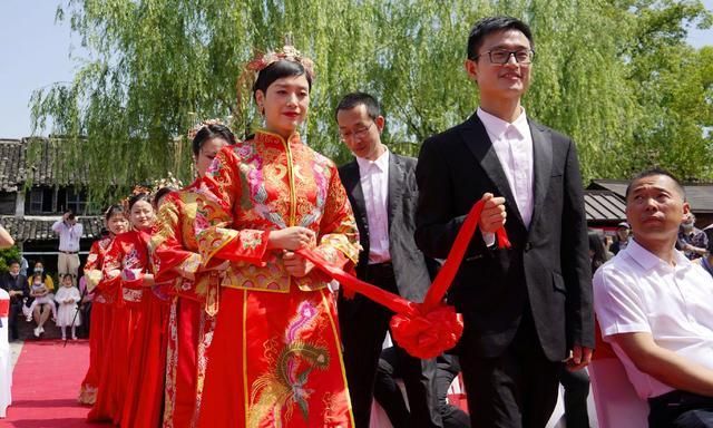 "战袍"换嫁衣,抗疫战士举行集体婚礼