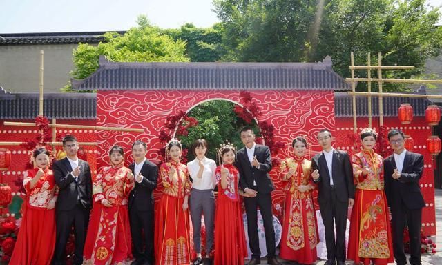 "战袍"换嫁衣,抗疫战士举行集体婚礼