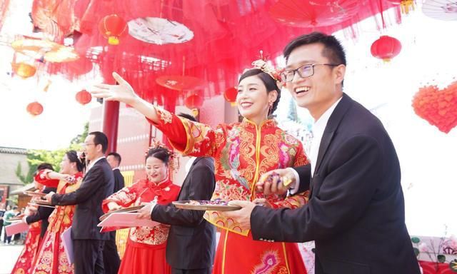 "战袍"换嫁衣,抗疫战士举行集体婚礼
