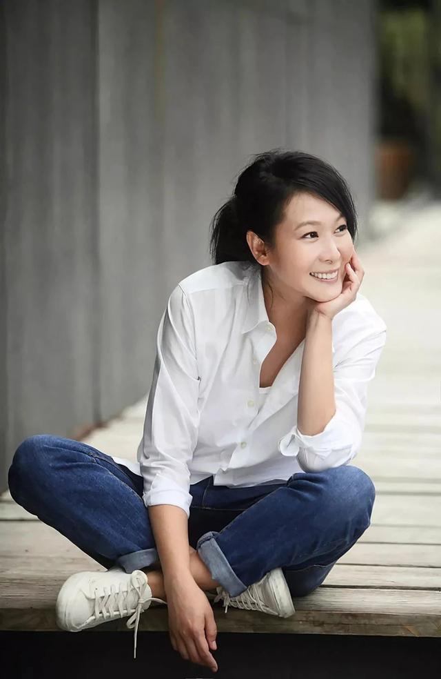 刘若英罕见亮相,白裙映衬的肌肤"吹弹可破",真不敢相信49岁了