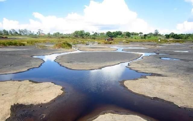 全球第一大沥青湖,天然沥青储量超1千万吨